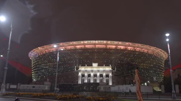 Işıklarla Süslenmiş Futbol Stadyumu Stok Görüntüleri Akşamın Ilerleyen Saatlerinde Yuvarlak — Stok video