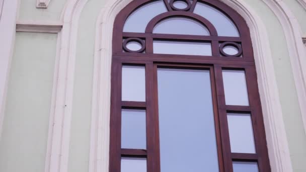 一座具有高拱形窗户和雕刻部分的旧建筑的立面 库存录像 建筑概念 — 图库视频影像