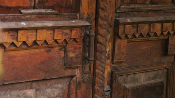 Staré Dřevěné Dveře Vyřezávané Dřevěné Prvky Záběry Skladu Krásné Dřevěné — Stock video