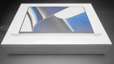 Çin, Pekin - 22 Nisan 2023: yeni dizüstü bilgisayar modeline yakın çekim. Başla. Apple 'dan yeni MacBook modelini çıkarıyorum. Profesyonel tasarım çalışması için Apple 'dan yeni dizüstü bilgisayar. 