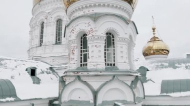 Altın kubbeli ortodoks kilisesi cephesi. Şarjör. Din ve mimari kavramı