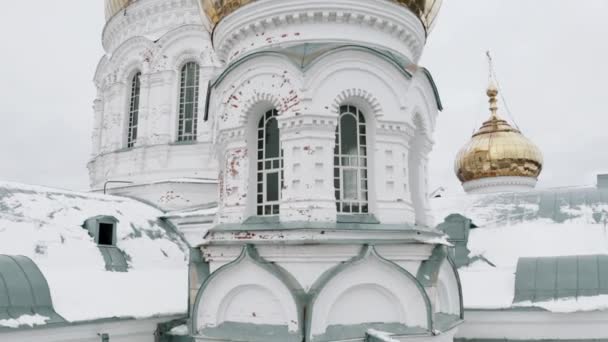 Ortodoksisen Kirkon Julkisivu Kultaisine Kupoleineen Klipsi Uskonnon Arkkitehtuurin Käsite — kuvapankkivideo