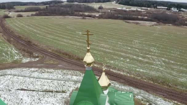 Вид Воздуха Церковь Зеленой Крышей Золотыми Куполами Клип Церковь Окружена — стоковое видео