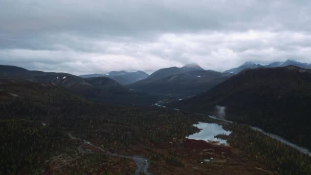 Luchtfoto Van Het Natuurreservaat Een Herfstdag Een Knip Bergketen Zware — Stockvideo