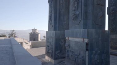 Eski sütunlardaki taş döşemeler. Başla. Mitolojisi olan kare sütunlar. Tarihsel mimari, dağlardaki kare sütunlarda rahatlatıcılar. 