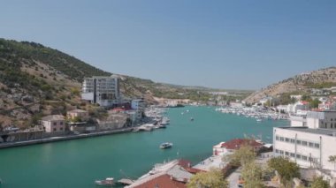 Güzel sahil kasabası olan körfez. Başla. Sahilde güzel tekneleri ve şehirleri olan körfez manzaralı bir yer. Deniz kenarı kasabası ve güneşli yaz günlerinde yatları olan uzun bir liman.. 