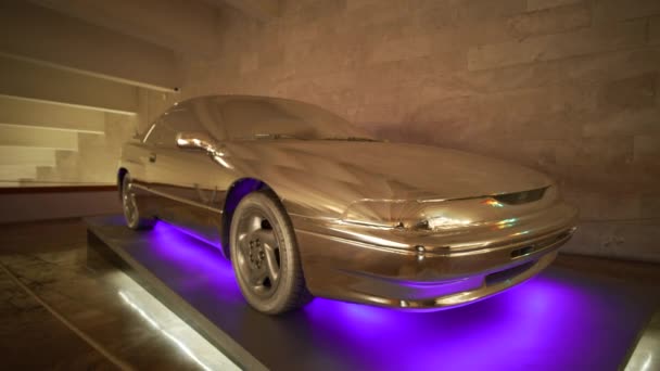 Carro Iluminado Showroom Acção Carro Legal Com Dourado Fundo Retroiluminado — Vídeo de Stock