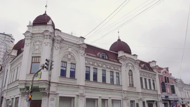 Miejski Krajobraz Materiał Filmowy Białe Domy Oknami Wokół Których Jeżdżą — Wideo stockowe