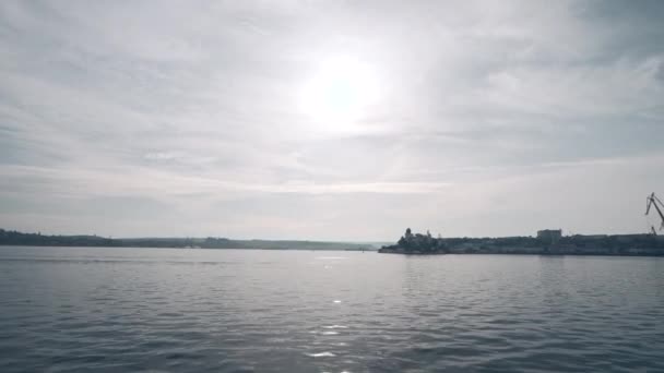 Hermosa Vista Del Agua Con Barcos Costa Ciudad Costera Día — Vídeos de Stock