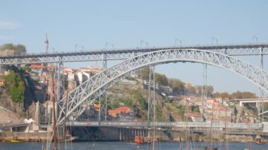 Yıkanmış teknelerle köprü ve nehir. Başla. Köprüsü olan güzel, parlak deniz kenti manzarası. Güneşli yaz gününde teknelerle körfez boyunca büyük bir köprü. 