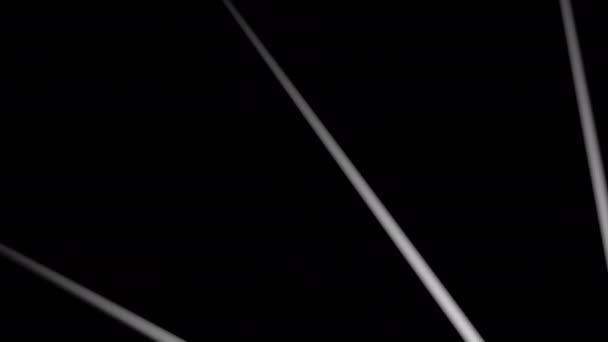 Abstracte Stralen Vliegende Buizen Een Zwarte Achtergrond Ontwerp Kleurrijke Smalle — Stockvideo