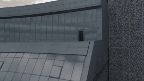 一座巨大的黑色建筑 库存录像 最新的建筑 巨大的黑色窗户映衬着白色的天空 高质量的4K镜头 — 图库视频影像