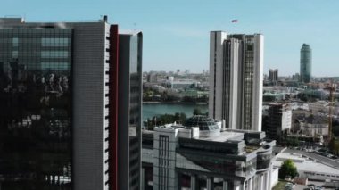 Gündüz manzarasına kuşbakışı bir bakış. Stok görüntüleri. Gölün etrafında yeni cam ofisler ve büyük bir şehrin kalbinde vurulan arabalarla dolu yollar. Yüksek kalite 4k görüntü