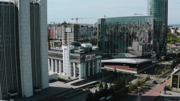直升机在白天拍的风景 库存录像 一个拥有高楼大厦 办公室 池塘旁和公园的大城市的明亮景象 高质量的4K镜头 — 图库视频影像