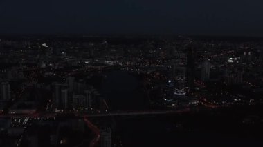 Geceleri nehir olan modern gece şehrinin en iyi manzarası. Stok görüntüleri. Işıklı güzel bir gece şehri manzarası. Gece şehrindeki gökdelenlerin yansıması.. 
