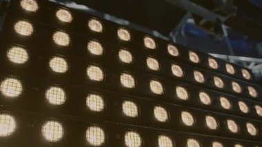 LED paneli. Stok görüntüleri. LED ışıkları olan parlak panel. Çekimlerin ya da gösterilerin aydınlatılması için LED panel. Aydınlatma ve çekim için ekipman. 