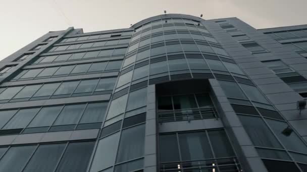 新一代的办公室 库存录像 黑色的新建筑从下面射出 有巨大的玻璃窗 高质量的4K镜头 — 图库视频影像