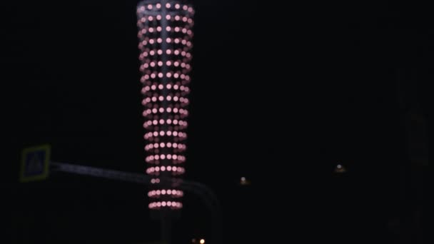 Θολή Φώτα Γιρλάντες Στο Φανοστάτη Νύχτα Στικ Λάμπει Γιρλάντα Γύρω — Αρχείο Βίντεο