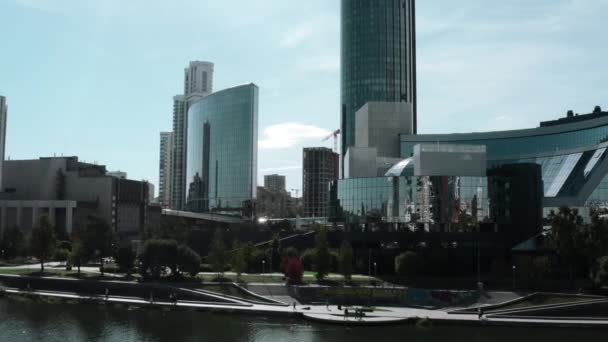 Metropolis Tepeden Bak Stok Görüntüleri Mavi Gökyüzünün Arka Planındaki Cam — Stok video