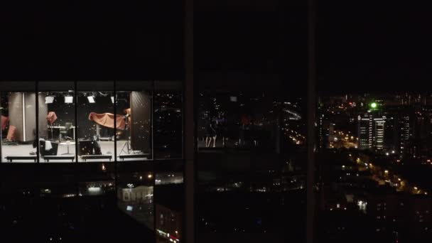 Boxerek Felhőkarcolóban Készletfelvétel Top Kilátás Emberek Lakások Felhőkarcoló Éjjel Boxerek — Stock videók