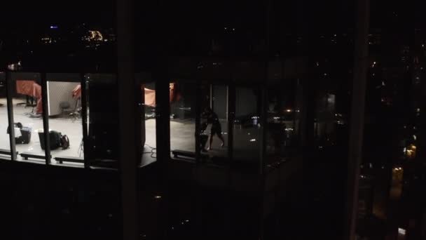 摩天大楼里的拳击手库存录像 人们晚上在摩天大楼的公寓里俯瞰的景象 拳击手在高层建筑的高层工作 — 图库视频影像