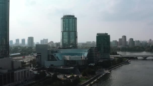 Bir Milyon Kişilik Gündüz Şehri Helikopterden Alındı Stok Görüntüleri Nehrin — Stok video