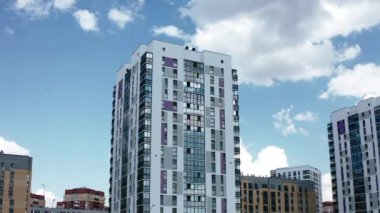 Farklı evleri olan en iyi yerleşim yeri manzarası. Stok görüntüleri. Çok katlı binaları olan modern bir bölge. Şehrin yeni bölgesinde güzel konut binaları. 