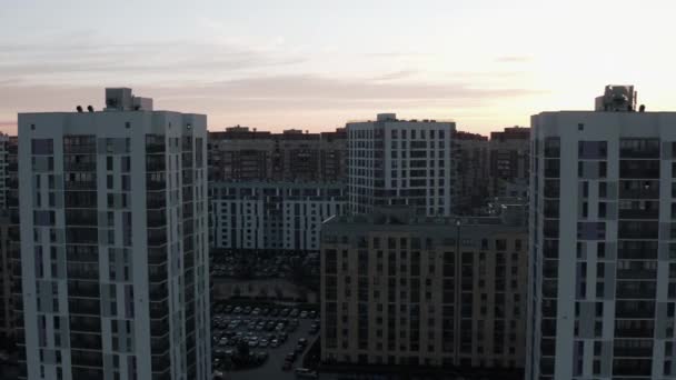日落时俯瞰美丽的市区 库存录像 现代城市住宅区的高层住宅建筑在夕阳西下的阳光下 住宅区的美丽全景 建筑物在 — 图库视频影像