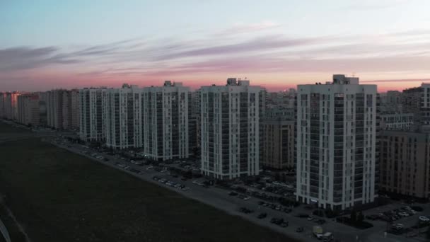 日落时俯瞰美丽的市区 库存录像 现代城市住宅区的高层住宅建筑在夕阳西下的阳光下 住宅区的美丽全景 建筑物在 — 图库视频影像