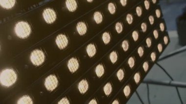 LED paneli. Stok görüntüleri. LED ışıkları olan parlak panel. Çekimlerin ya da gösterilerin aydınlatılması için LED panel. Aydınlatma ve çekim için ekipman. 