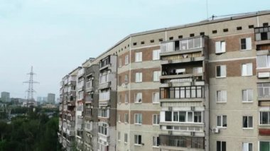 Yazın şehirdeki eski konut binalarının en iyi manzarası. Stok görüntüleri. Şehrin eski semtindeki ortak yerleşim birimleri. Yazın yerleşim bölgesinde eski püskü evler. 