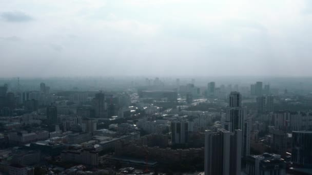 城市被阳光笼罩的全景尽收眼底 库存录像 多云的天气 城市全景尽收眼底 具有地平线和雾气的城市景观 — 图库视频影像