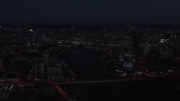 夜间有河的现代夜城的头像 库存录像 夜城美丽的风景 灯火通明 夜市河流中摩天大楼的反光 — 图库视频影像