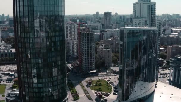 从鸟瞰的角度来看玻璃摩天大楼 库存录像 一个明亮的白天风景 有破旧的办公室和高楼大厦 高质量的4K镜头 — 图库视频影像