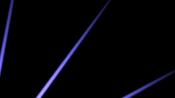 黑色背景 有紫色和粉色的切割线 明亮的线条 就像在抽象中穿过黑色空间的长矛 高质量的4K镜头 — 图库视频影像