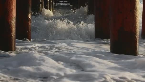 海の桟橋を支える古い木製の柱の閉鎖 クリエイティブ 強い波と白い海の泡 — ストック動画