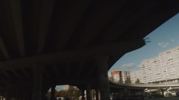 Δρόμος Απομακρύνθηκε Από Αυτοκίνητο Στικ Streetscape Μια Μεγάλη Γέφυρα Και — Αρχείο Βίντεο