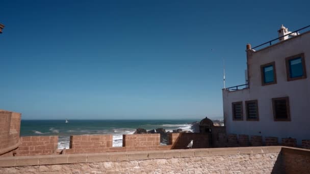 Uma Casa Sossegada Lado Oceano Acção Uma Pequena Casa Branca — Vídeo de Stock