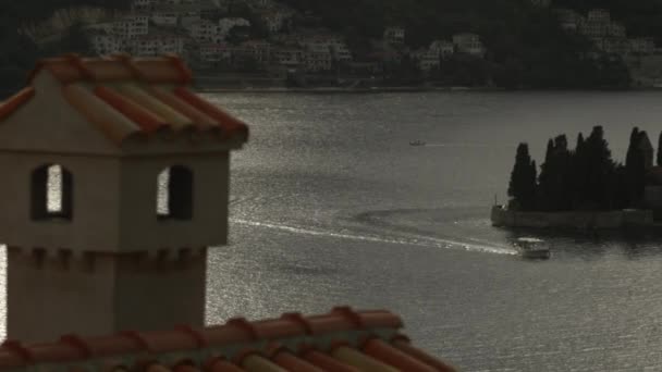 Вид Маленький Острів Креативний Зелений Острів Вежами Стоять Посеред Моря — стокове відео
