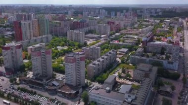 Güneşli bir yaz şehri kuş bakışı bir manzaradan alındı. Şarjör. Yazın konut binaları, parkları ve araba parkları olan küçük bir taşra kasabası. Yüksek kalite 4k görüntü