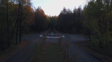 Sessiz, boş bir park. Şarjör. Dinlenme alanının helikopter manzarası, banklar, yollar ve bir çeşme. Yüksek kalite 4k görüntü
