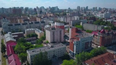 Güneşli bir yaz şehri kuş bakışı bir manzaradan alındı. Şarjör. Yazın konut binaları, parkları ve araba parkları olan küçük bir taşra kasabası. Yüksek kalite 4k görüntü