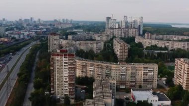 Bir sürü konutu olan şehir uyku alanının havadan görüntüsü. Stok görüntüleri. Yaz şehri ve yeşil sokaklar
