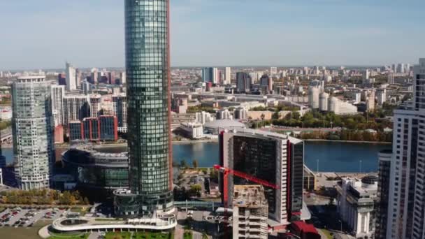 Yaz Şehirleri Binalar Boyunca Akan Geniş Bir Nehir Stok Görüntüleri — Stok video