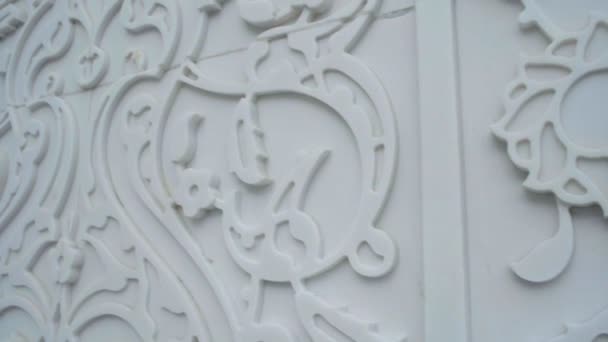 Element Dekoracyjny Wykonany Białego Tynku Suficie Ścianie Scena Piękne Wnętrze — Wideo stockowe