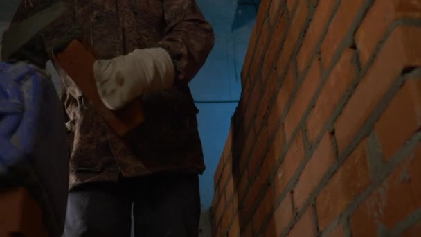 工作流 一个穿着特殊制服的男人用一种特殊的材料快速地铺砖 高质量的4K镜头 — 图库视频影像