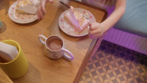 Ovanifrån Flicka Som Dricker Varm Mjölk Choklad Dryck Restaurangen Lagerbilder — Stockvideo
