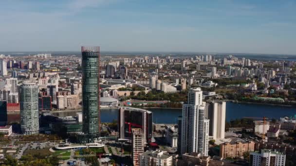 Uma Cidade Grande Com Aterro Rio Imagens Stock Vista Panorâmica — Vídeo de Stock