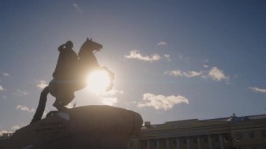 Aziz Petersburg, Bronz Süvari, Büyük Peter anıtı. Başla. Güneşin önündeki güzel anıt ve mavi bulutlu gökyüzü