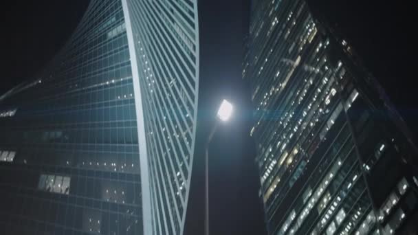 Der Nacht Erheben Sich Der Stadtstraße Wolkenkratzer Handeln Moderne Hochhäuser — Stockvideo